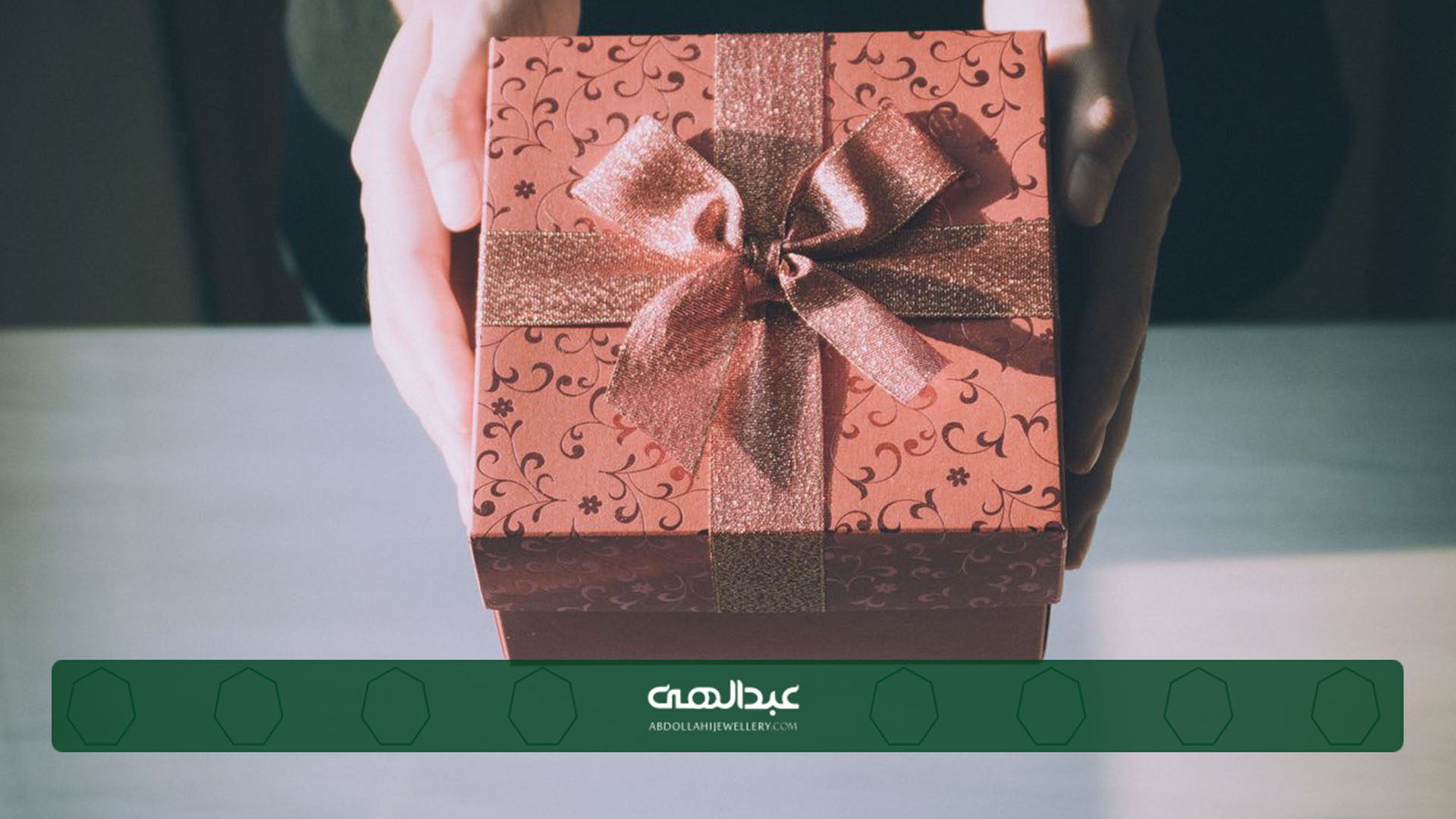 استفاده از روبان و تزئینات در بسته بندی جواهرات هدیه | جواهری عبدالهی